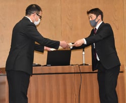表彰を受ける楢原さん（左）