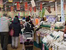 年越しそばを品定めする来場者（中央）