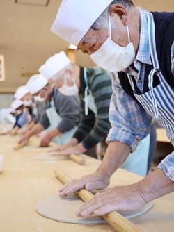 麺棒で生地を均一に伸ばす受講生