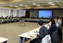 38人が出席した会議