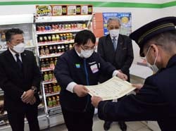 伊那警察署長から感謝状を受け取る渡邊店長（中）