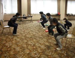 いすを使って運動を行う参加者