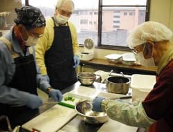 料理に挑戦する参加者