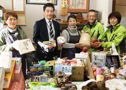 富士見町社会福祉協議会に食材などを届けた五味ブロック長（中央）ら