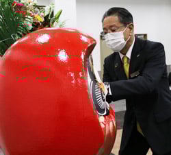 だるまに目を入れる平沢専務（4日　松本市で）