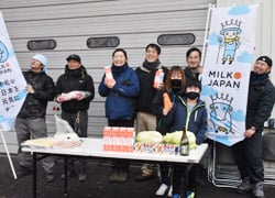 牛乳消費拡大をPRする青年部やJA職員