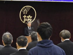挨拶する千國茂組合長（中央）