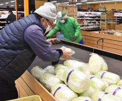 開店を前に農産物を並べていくA・コープ直売会員(長野市篠ノ井、1月2日)