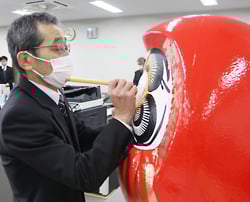だるまに目を入れる名取専務
