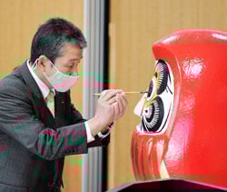 決意を込め目入れを行う寺沢組合長