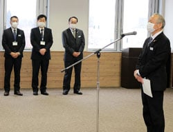 あいさつする浅沼組合長