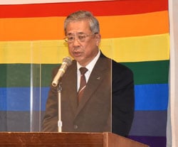 だるまに入瞳する眞島組合長