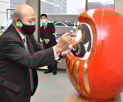 だるまに目を入れる宮澤組合長