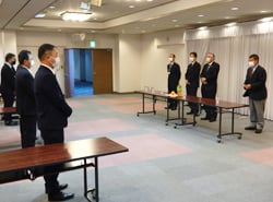 式で新年のあいさつを述べる武井組合長など常勤理事ら