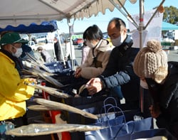 農産物福袋を買い求める客