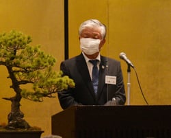 挨拶する千國茂組合長（中央）