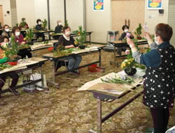 10種類の花を使ってアレンジメントを楽しむ参加者