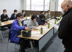 JAの担当職員（右）から研修目的の説明を受ける参加者
