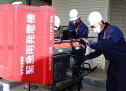 緊急用発電機を使った給油方法を訓練するスタッフ