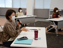 認知症について話し合う参加者