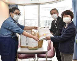 サニーヒルきその湯川事務員に米とタオルを届けた田屋組合長と田上女性部長