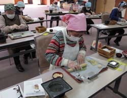 Zoomを使って生八つ橋を体験する参加者（1月12日、上田市中野）