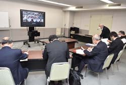 1月17日本所で　リモートで大会に出席する職員ら