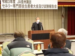令和3年度の栽培を振り返って部会員を労う篠原部会長