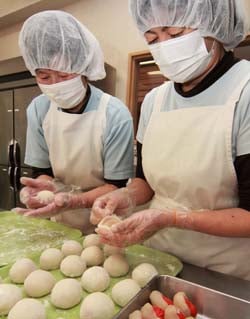手作業で丁寧にイチゴを包む「母の味」の会員