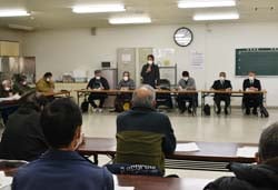 あいさつする二村部会長（中央）