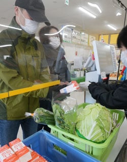 あもり農産物直売所で牛乳を受け取る利用者