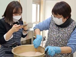 各工程を写真に収めながらこんにゃくづくりを行う職員