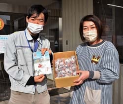 パンフレットと市田柿を手渡した高見澤技術員（左）と小原先生（右）