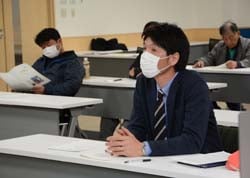 講師の説明を真剣に聞く出席者