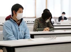 講師の話に耳を傾ける参加者（1日　松本市で）