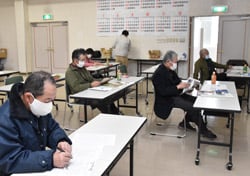 種苗メーカーの説明を聞く生産者