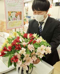 店舗入口の特設スペースに管内産アルストロメリアを飾った茅野南部支所