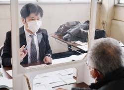 確定申告・消費税申告の作成指導にあたる税理士（左）