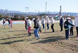 麦踏みを行う児童