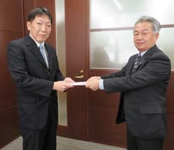 北沢組合長（右）から目録を受け取る中村さん