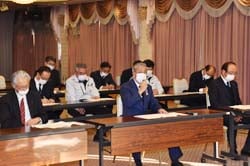 あいさつする眞島組合長