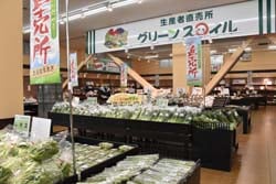 春を感じさせる農産物が並び始める直売コーナー（A・コープファーマーズ篠ノ井店）