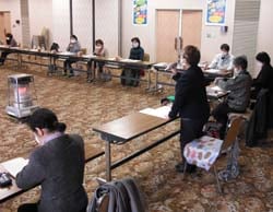 今後の課題などを共有する出席者