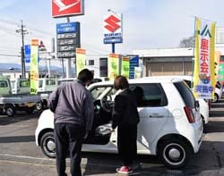 展示車の説明を聞く来場者（2月19日、上田市住吉）
