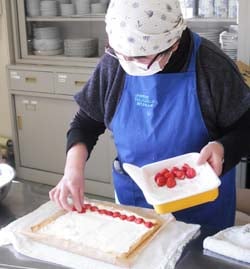 管内産のイチゴを使って、フルーツロールケーキを作る生活サポーター