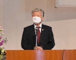 あいさつする千國茂組合長（中央）