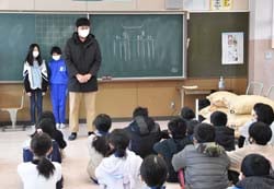 生産者の思いを伝える岸田支部長