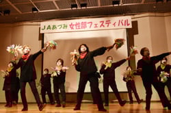 ダンスを踊る女性理事ら