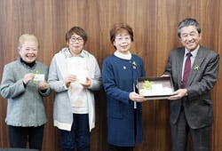 寺沢組合長にシトラスリボンを手渡す女性部役員（右から2番目：松澤みや子部長）