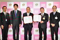 協定書を手にする眞島組合長と土屋市長ほか